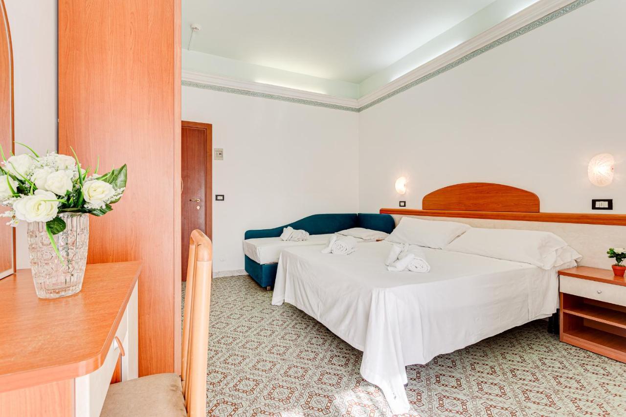 Hotel Augustus Гаттео-а-Маре Экстерьер фото
