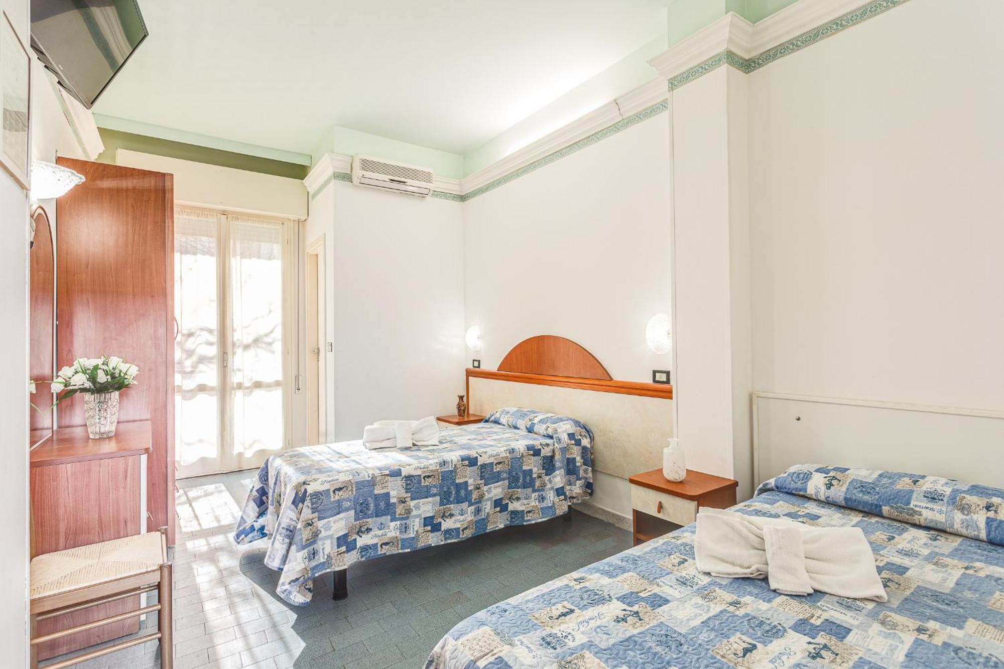 Hotel Augustus Гаттео-а-Маре Экстерьер фото