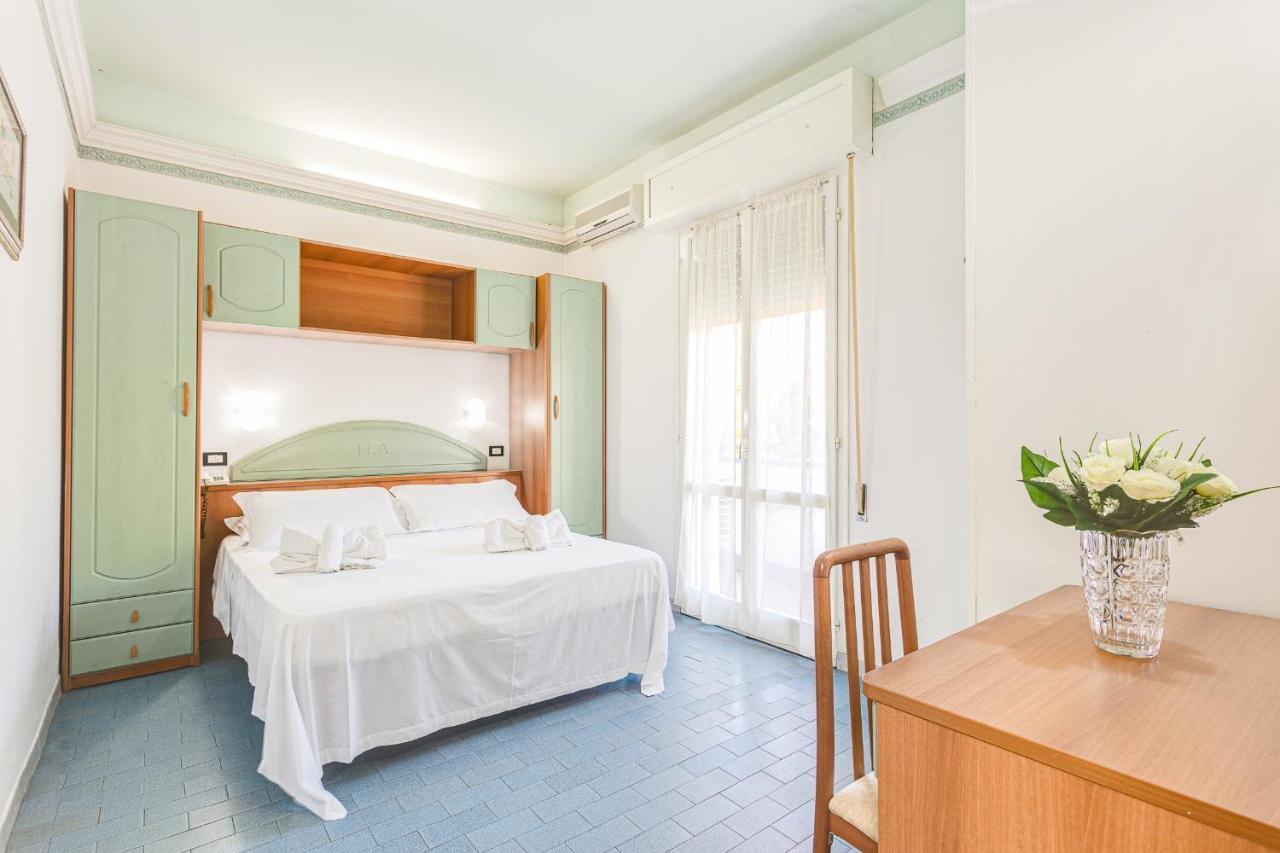 Hotel Augustus Гаттео-а-Маре Экстерьер фото