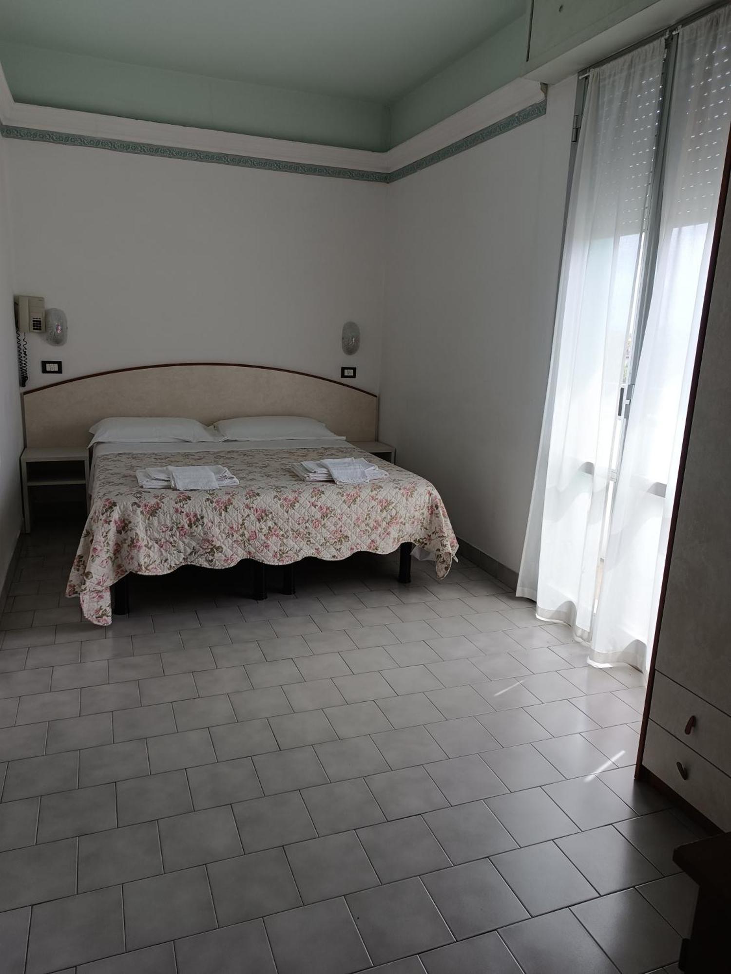 Hotel Augustus Гаттео-а-Маре Экстерьер фото